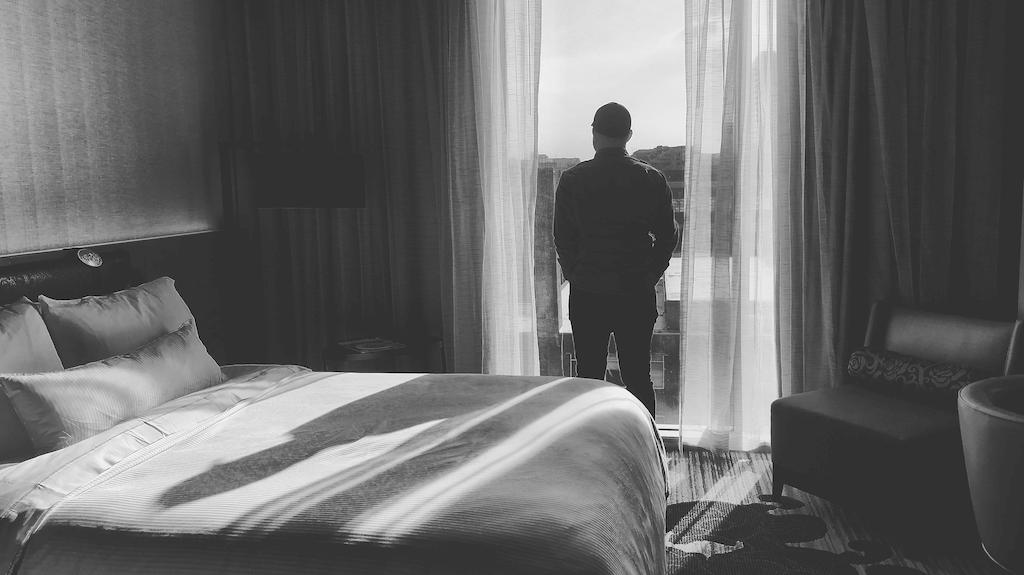 One Theory to Fight Homelessness: Readapt Empty Hotel Rooms